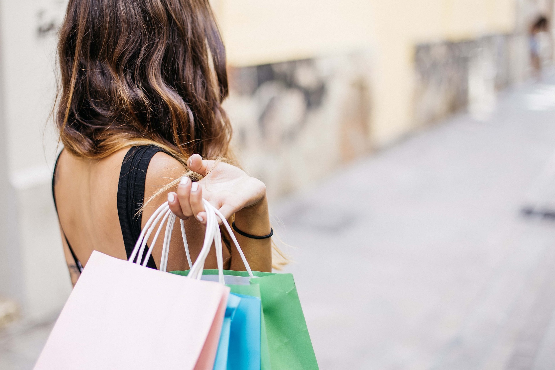 Women with shopping bags